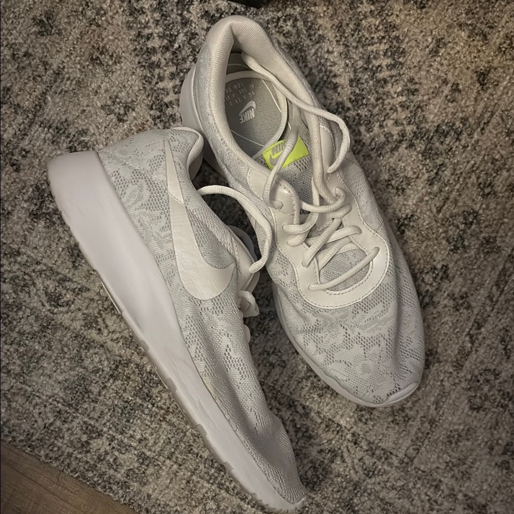 Nike White Sneakers‎ Minimalist Design - Picture 2 of 3